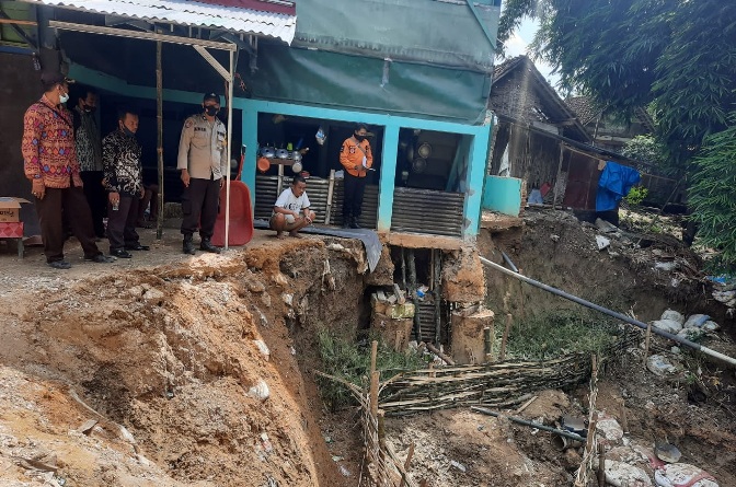 Tergerus Aliran Sungai, Pondasi Rumah Warga Blora Menggantung  