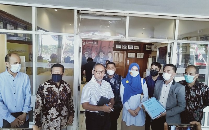 Paslon Ananda-Mushaffa Laporkan Ibnu Sina-Arifin Noor ke Bawaslu Kalsel