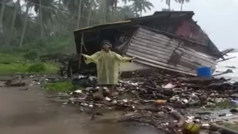 Rumah Warga di Pesisir Pantai Bangka Barat Ambruk Diterjang Ombak