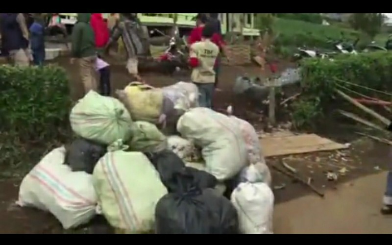 Mendaki atau Nyampah? 6 Ton Sampah Terkumpul dari Jalur Pendakian Gunung Dempo 