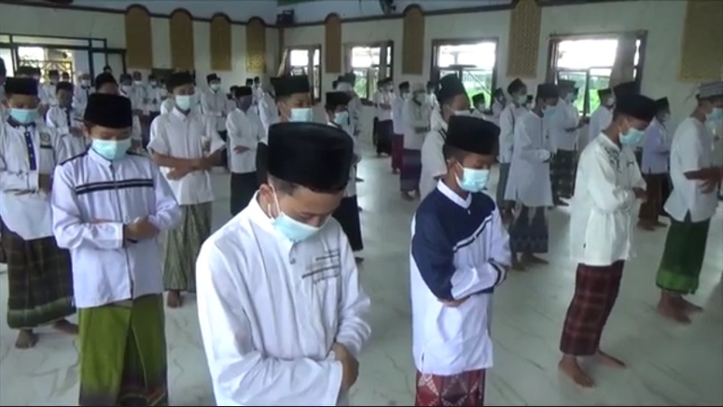 Ratusan Santri di Jombang Gelar Salat Gaib untuk Syekh Ali Jaber 