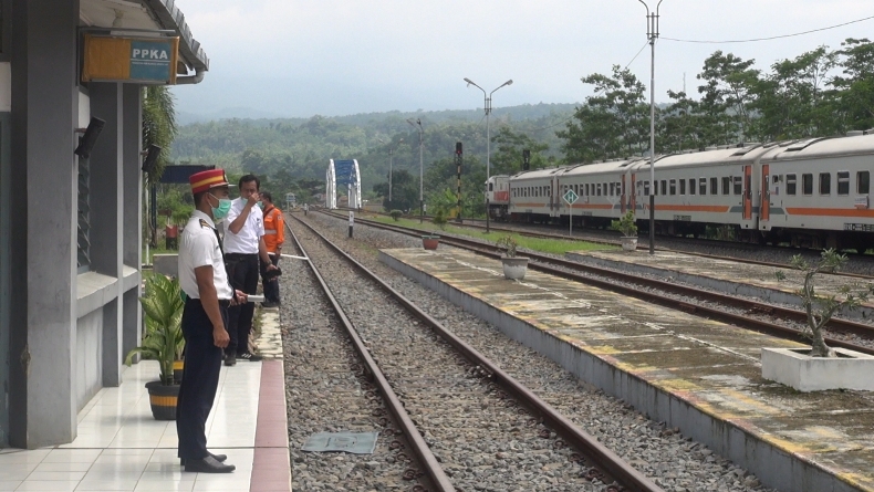Jalur Rel Ganda Terganggu, Stasiun Linggapura Jadi Titik Antrean Persilangan KA 