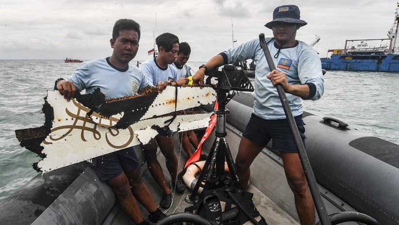 Personel KRI Parang Temukan 2 Bagian Mesin Sriwijaya Air SJ 182 Berbobot 200 Kg