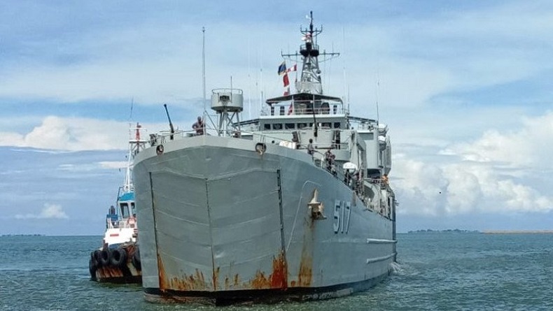 Lantamal Makassar Turunkan KRI Teluk Ende untuk Kirim Bantuan dan Relawan ke Sulbar 