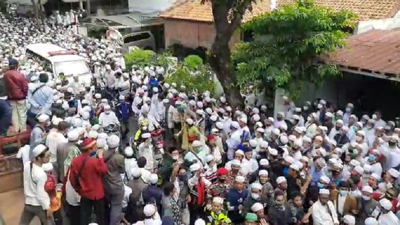 Ribuan Jemaah Berselawat dan Takbir Sambut Kedatangan Jenazah Habib Ali bin Abdurrahman