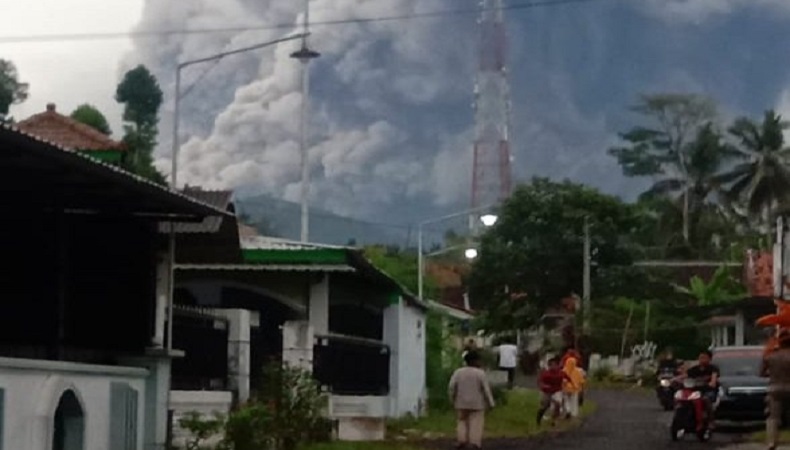 Gunung Semeru Erupsi, Waspadai Abu, Guguran Batu dan Lahar Dingin