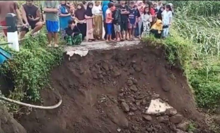 Diterjang Banjir, Jembatan di Pabuaran Pemalang Rusak 
