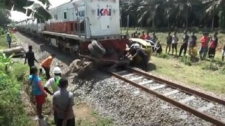 Truk Ditabrak Kereta hingga Terseret 100 Meter di Sergai, Sopir dan Kernet Luka Parah