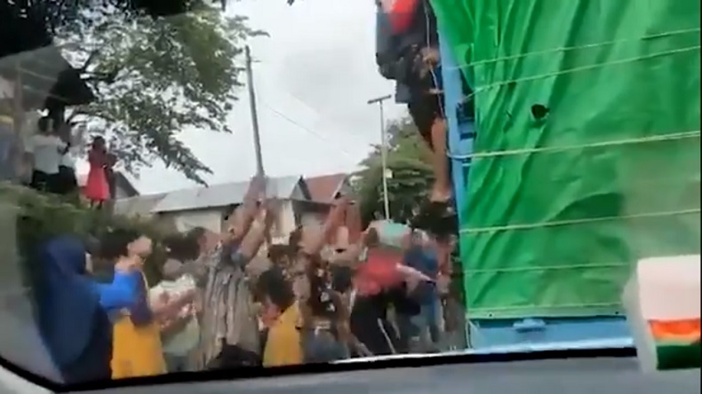Viral Mobil Relawan dari Makassar Dijarah Massa, Polisi Amankan Perbatasan Daerah