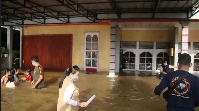 Cegah Penyebaran Covid, Pengungsi Banjir di Landak Rapid Test Antigen 