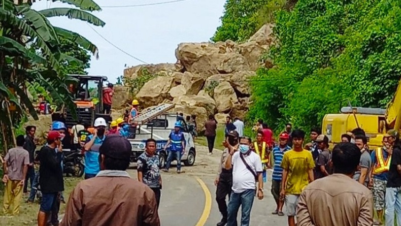 Longsor di Jalan Trans Sulawesi, Akses Majene - Mamuju Terputus