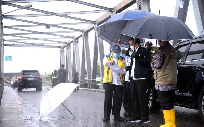 Jokowi Minta Jembatan Rusak akibat Banjir Kalsel Diperbaiki 4 Hari