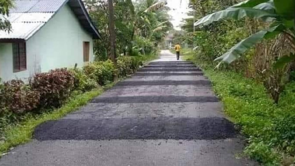Kesal Pengendara Motor Sering Ngebut Depan Rumah, Pria Ini Buat 11 Polisi Tidur 