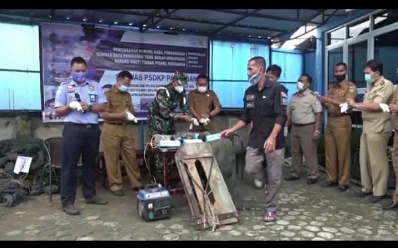 Puluhan Alat Tangkap Ilegal Milik Nelayan di Sumsel Dimusnahkan