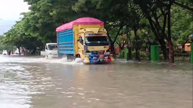 Hujan Deras Semalaman, Jalan Trans Sulawesi di Jeneponto Banjir Hampir 1 Meter
