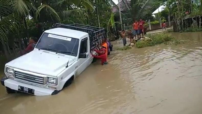 Mobil Terperosok ke Parit yang Tengah Banjir di Pidie, Warga Beri Bantuan