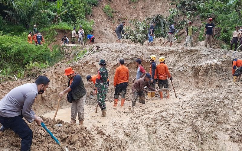 Tanah Longsor Tutup Jalur Tasikmalaya-Pangandaran, 70 KK Terisolasi