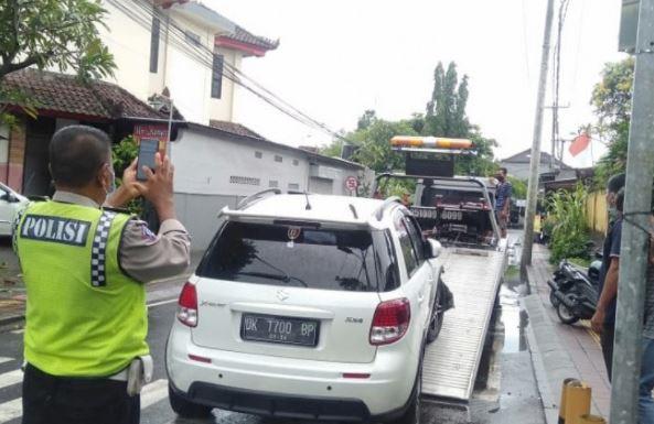 Ambulans Bawa 3 Pasien Covid-19 Ditabrak Suzuki X-Over di Denpasar