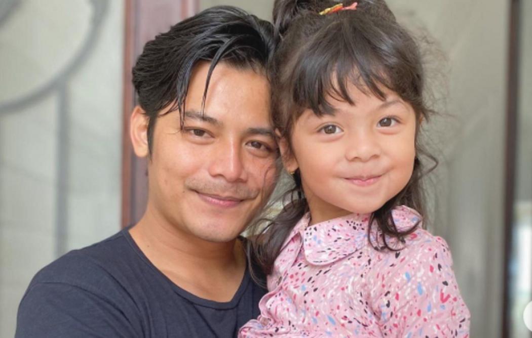 Fiki Alman Pemeran Roy Ikatan Cinta Unggah Foto Gendong Reyna, Netizen: Lah Kok Mirip?