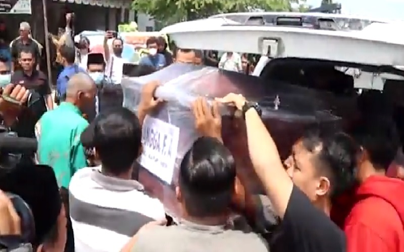 Isak Tangi Iringi Pemakaman Jenazah Angga, Korban Jatuhnya Sriwijaya Air asal Padang