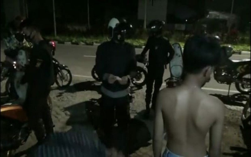 Bubarkan Balap Liar di Palembang, Polisi Temukan Sajam dan Bukti Taruhan