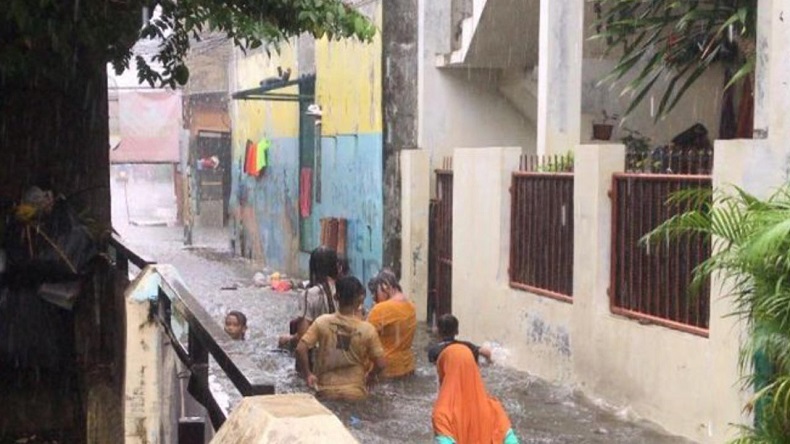Hujan Deras, Kali Krukut Meluap Rendam Ratusan Rumah di Jaksel