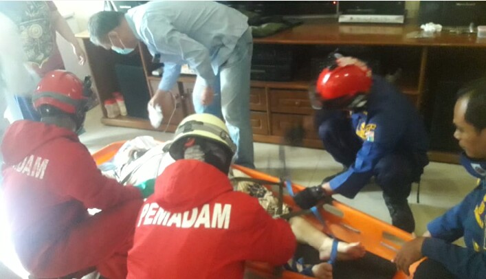 Jatuh di Lantai 2, Nenek Berbobot 100 Kg Dievakuasi Petugas Damkar