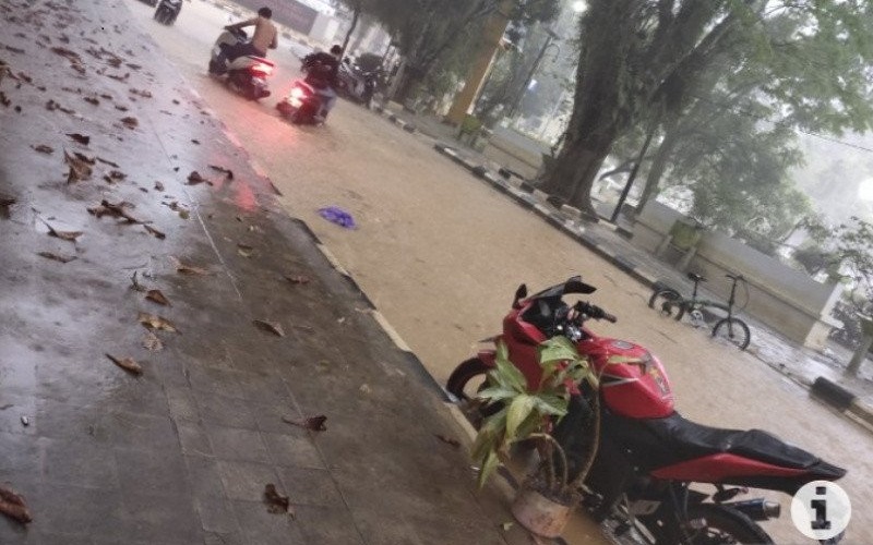 Saluran Drainase di Barabai HST Tersumbat Sampah akibat Banjir