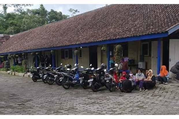 Merapi Semburkan Awan Panas, Warga Turgo Dievakuasi ke SD Sanjaya Tritis