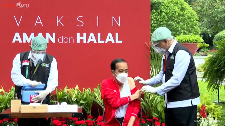 Presiden Jokowi Kenakan Kaos Singlet saat Divaksin, Begini Kata Istana
