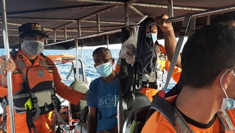 Tim SAR Evakuasi 4 Korban Kecelakaan Laut, 1 Nelayan dan 3 Penumpang Kapal Motor