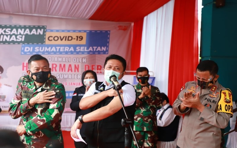 Pagi Ini, Herman Deru Disuntik Vaksin Corona Dosis Kedua