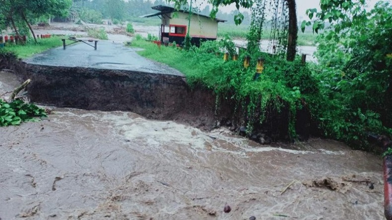 Wamen PUPR Cek Langsung Kondisi Jembatan yang Putus akibat Banjir di Halut