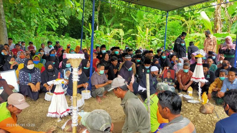 Hujan Tangis Iringi Pemakanan Kakak Adik Korban Sriwijaya Air SJ-182 di Sragen