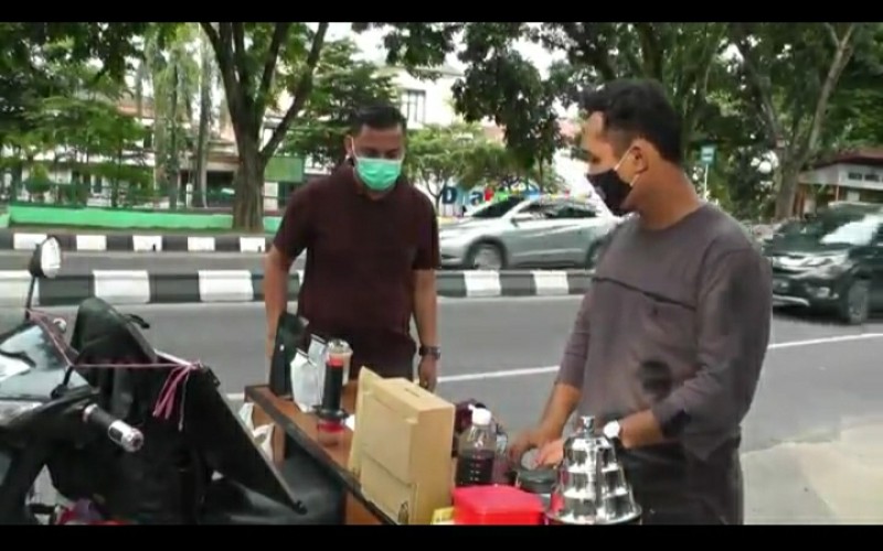 Kafe Tutup akibat Pandemi, Pria Ini Bertahan dengan Menjadi Barista Keliling 