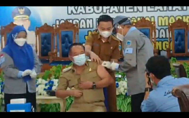 Ditemani 14 Pejabat, Bupati Lahat Disuntik Vaksin Covid-19  
