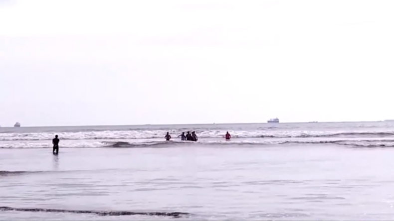 Main ke Pantai Air Manis Padang, 4 Wisawatan Nyaris Tewas Tenggelam