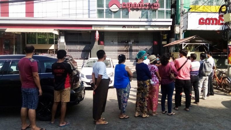 Sehari Pascakudeta Aung San Suu Kyi, Warga Myanmar Datangi Bank Ambil Uang Tunai