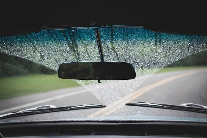 Penyebab Kaca Mobil Berembun saat Cuaca Dingin atau Hujan 