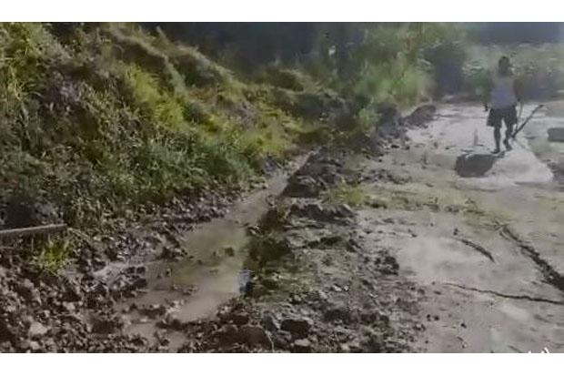 Rekahan Tanah dan Tebing Longsor Ancam Pemukiman Warga Prambanan