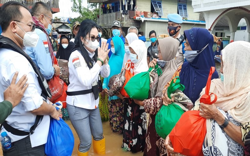 Kunjungi Korban Banjir Kalsel, Komisi III DPR: Petugas Harus Rajin Cek Kesehatan Warga