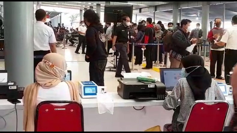 Calon Penumpang di Stasiun Pasar Senen Antusias Gunakan GeNose untuk Tes Covid-19