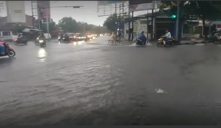 Semarang Dikepung Banjir, Ketinggian Air Capai Pinggang Orang Dewasa