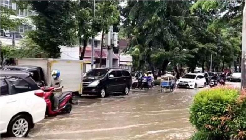 Jalan Bungur Tergenang, Dinas SDA Jakpus: Karena Luapan Kali Ciliwung Lama