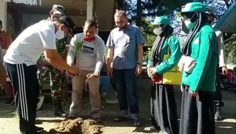 Peringati Hari Pers Nasional, Jurnalis di Pidie Jaya Tanam Pohon dan Bersihkan Sampah di Pantai