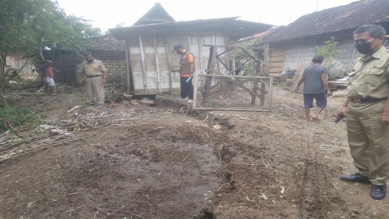 Dua Rumah Terancam Bencana Tanah Bergerak di Kedunglowo Rembang 