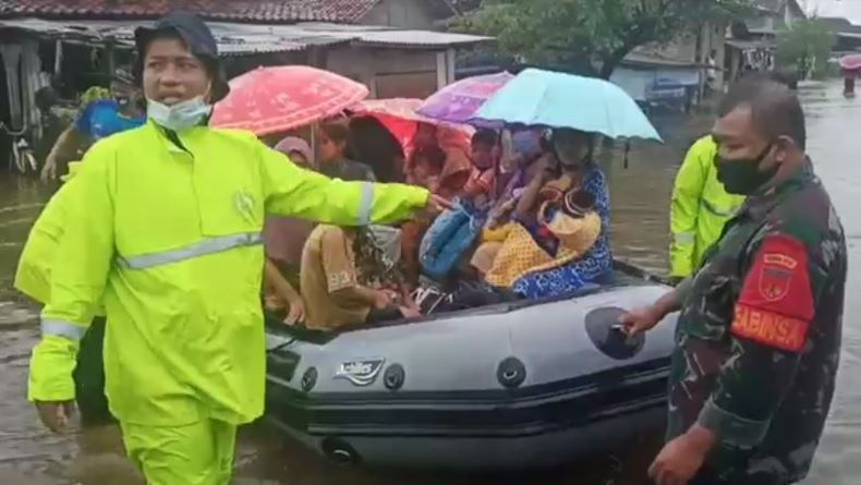 Banjir Pekalongan Terjang Lokasi Pengungsian, Puluhan Balita dan Manula Dievakuasi 