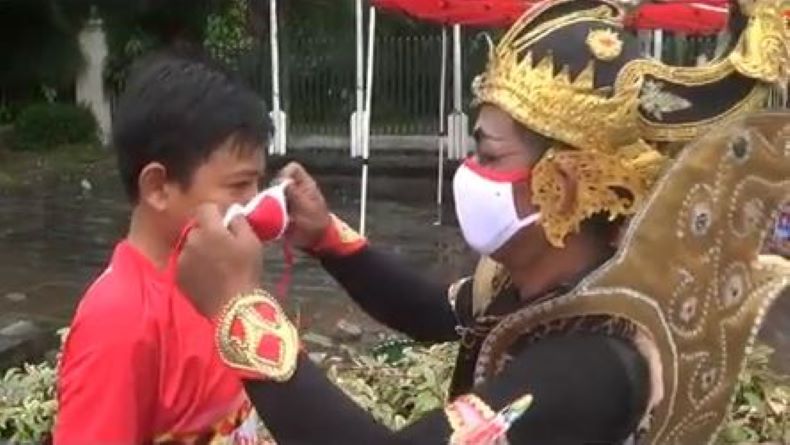 Bikin Heboh, Gatotkaca Bagikan Masker Gratis di Kawasan Candi Borobudur 