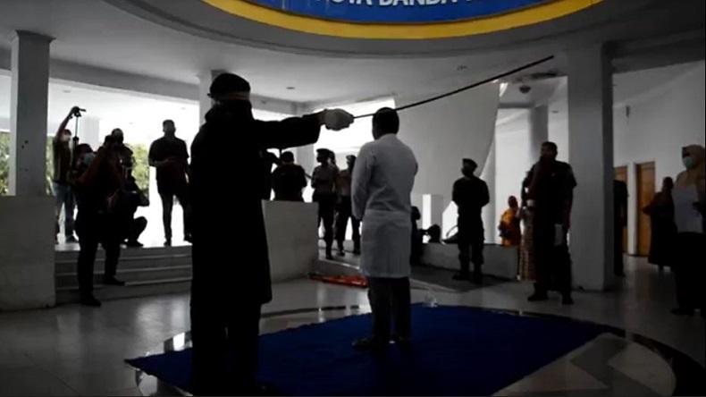 Terbukti Minum Miras, Warga Nonmuslim di Banda Aceh Pilih Hukum Cambuk