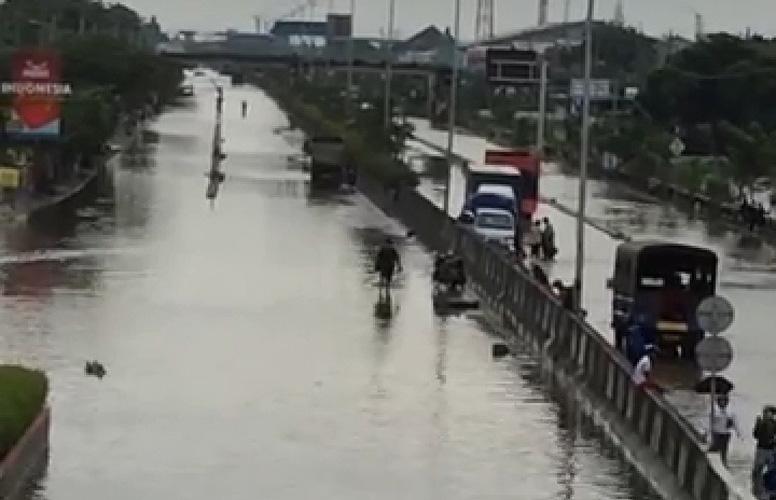 Banjir di Kaligawe Semarang Masih Tinggi, Hanya Bisa Dilewati Truk 